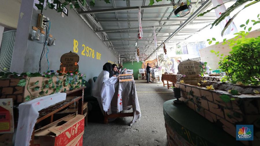 Anggota kelompok penyelenggara pemungutan suara (KPPS) TPS 073 menggunakan kostum bernuansa horor di lebak bulus Jakarta.
