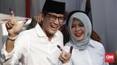 Calon wakil presiden Sandiaga Uno menghabiskan waktu 10 menit di bilik suara untuk mencoblos (CNNIndonesia//Safir Makki)