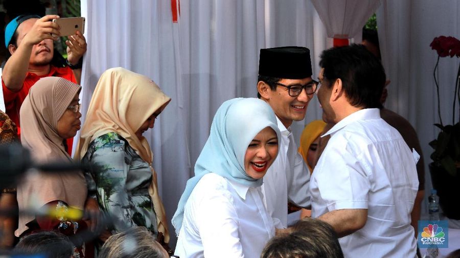 Cawapres Sandiaga Salahuddin Uno didampingi istri Nurasiah tiba di Tempat Pemungutan Suara (TPS) 02 Kelurahan Selong Kebayoran baru.