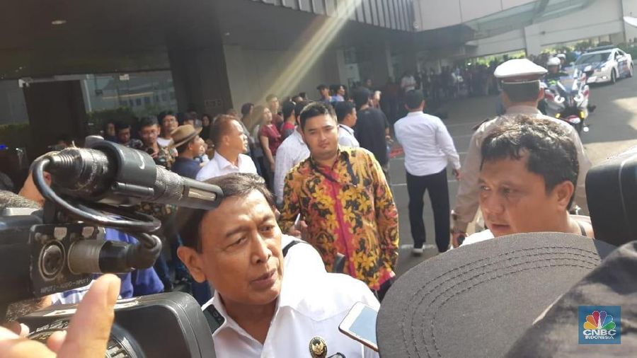 Mantan Panglima TNI era Presiden Soeharto-BJ Habibie ini mengimbau kepada masyarakat agar tetap tenang.