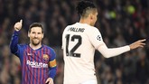 Lionel Messi tersenyum didekat bek Manchester United Chris Smalling. Messi sukses membalas dendam terhadap Smalling yang membuatnya berdarah-darah di leg pertama. (LLUIS GENE / AFP)