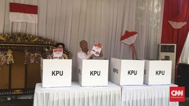 Menteri-menteri Ekonomi Jokowi ke TPS Berbaju Putih