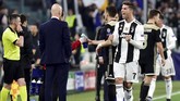 Usai wasit Clement Turpin memastikan tidak ada pelanggaran kepada Joel Veltman dan mengesahkan gol, Ronaldo meluapkan perasaan senang di dekat bangku cadangan. (REUTERS/Massimo Pinca)