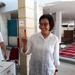 Setelah Nyoblos, Sri Mulyani Pamer Telunjuk Bertinta Ungu