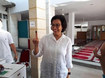 Setelah Nyoblos, Sri Mulyani Pamer Telunjuk Bertinta Ungu