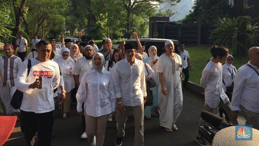 Cawapres Sandiaga Salahuddin Uno didampingi istri Nurasiah tiba di Tempat Pemungutan Suara (TPS) 02 Kelurahan Selong Kebayoran baru.