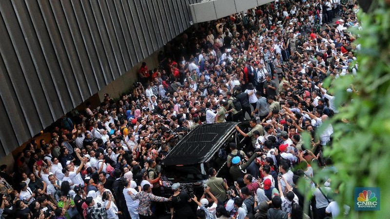 Suasana area luar Djakarta Theater dipenuhi oleh para pendukung Paslon 01 dan awak media saat Jokowi keluar usai pantau Quick Count.