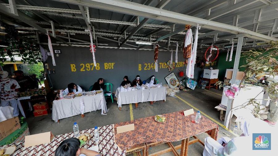 Anggota kelompok penyelenggara pemungutan suara (KPPS) TPS 073 menggunakan kostum bernuansa horor di lebak bulus Jakarta.