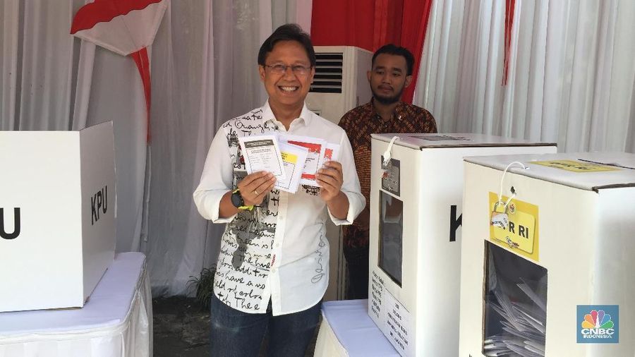Direktur Utama PT Indonesia Asahan Aluminium (Inalum) Budi Gunadi Sadikin mencoblos di TPS yang sama dengan Sandiaga Uno.
