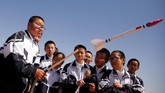 Seorang siswa melakukan uji coba dengan meluncurkan roket mainan di Gurun Gobi. (REUTERS/Thomas Peter)
