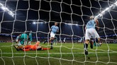 Di masa injury time, Manchester City mencetak gol kelima yang akan mengantar mereka ke babak semifinal lewat hattrick Raheem Sterling. Pemain Tottenham sudah terlihat kecewa. (REUTERS/Phil Noble)