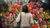 Seorang pengunjung melihat karya seniman Karin Keneffel di festival seni di Cologne, German. Festival itu sudah diadakan sejak 1967 silam dan digelar setiap tahun. (AP Photo/Martin Meissner)