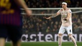 Bek Manchester United Phil Jones tampil buruk ketika mendapat tugas menjaga Lionel Messi. Bek 27 tahun itu dibuat kocar-kacir menghadapi aksi individu La Pulga. (LLUIS GENE / AFP)