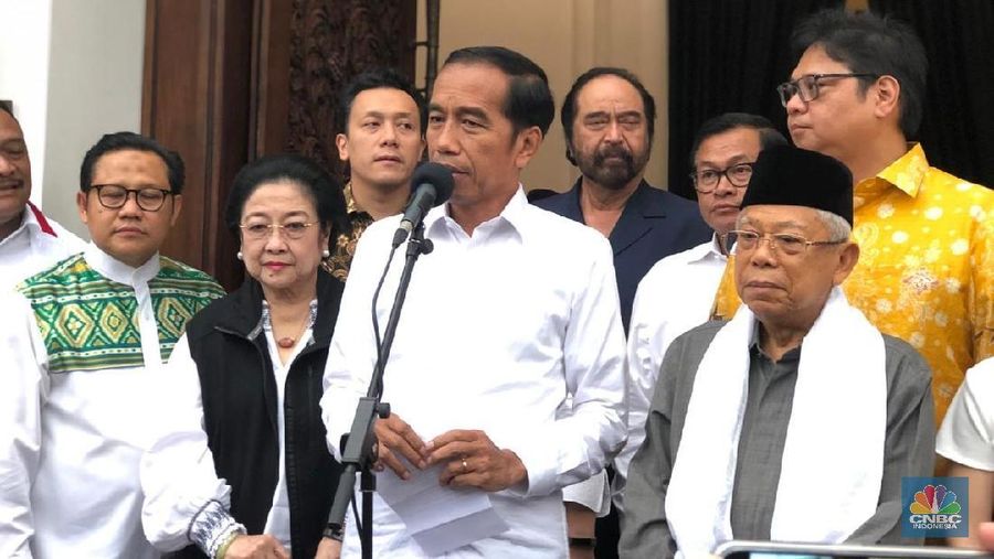 Calon Presiden Nomor Urut 01 Joko Widodo (Jokowi) memberikan pernyataan kepada media di depan Resto Pelataran