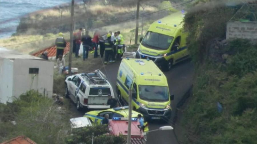 Layanan darurat hadir untuk terluka di tempat kejadian setelah bus wisata jatuh di Canico, di Pulau Madeira Portugal, Rabu 17 April 2019. Sekitar 28 orang dilaporkan tewas dalam kecelakaan itu, kebanyakan dari mereka turis Jerman, walikota setempat Filipe Sousa. (TVI via AP)