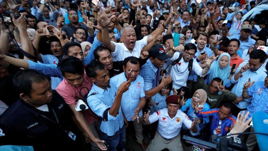 Pasangan calon presiden dan wakil presiden nomor urut 01 Joko Widodo- Ma'ruf Amin tercatat unggul sementara.