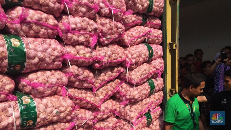 Kementerian Perdagangan (Kemendag) menggelar Operasi Pasar bawang putih di Pasar Induk Kramat Jati, Kamis (18/4/2019). (CNBC Indonesia/Samuel Pablo)