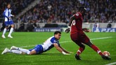Setelah absen di leg pertama, Pepe diharapkan mampu menjaga lini pertahanan Porto dari kebobolan. Mantan bek Real Madrid itu justru bermain buruk, mendapat kartu kuning, dan Porto harus kebobolan empat gol. (Paul ELLIS / AFP)