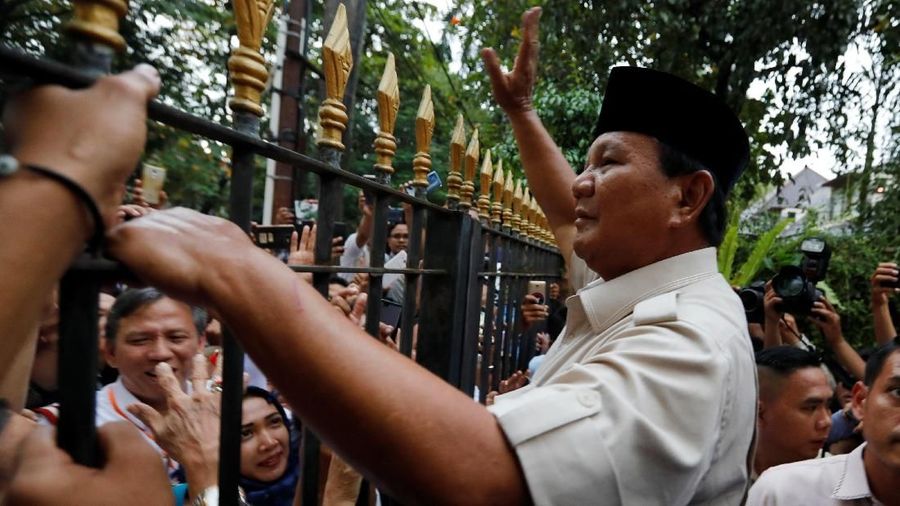 Capres Nomor Urut 01 Prabowo Subianto bersama sang anak Ragowo Hediprasetyo berziarah ke makam Presiden ke-2 Soeharto