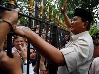 Prabowo & Sang Anak Kunjungi Makam Soeharto di Karanganyar