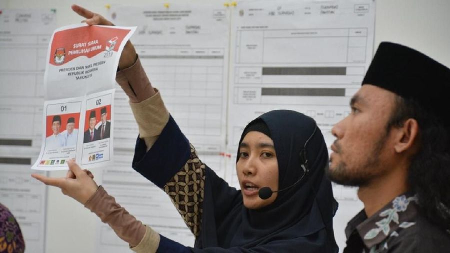 Perhitungan surat suara di Islamabad, Pakistan.