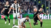 Daniele Rugani kembali dipercaya menjadi pengganti Giorgio Chiellini. Namun, bek asli binaan Juventus itu gagal membendung Ajax mencetak dua gol. (REUTERS/Massimo Pinca)