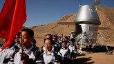 Siswa meninggalkan kapsul ruang angkasa tiruan setelah pelajaran hidup di Mars di pangkalan simulasi C-Space Project Mars. (REUTERS/Thomas Peter)