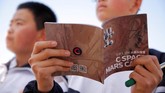 Siswa mendengarkan pelajaran mengenai hidup di kapsul ruang angkasa tiruan yang berada di Gurun Gobi. (REUTERS/Thomas Peter)