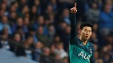 Tottenham Hotspur lalu membalas dengan cepat. Son Heung-min mencetak dua gol dan Tottenham Hotspur sudah berbalik unggul 2-1 di menit ke-10. (REUTERS/Andrew Yates)