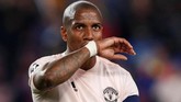 Kapten Manchester United Ashley Young juga tampil buruk saat dikalahkan Barcelona. Bek timnas Inggris itu penyebab Man United kebobolan gol pertama yang dicetak Lionel Messi. (REUTERS/Albert Gea)