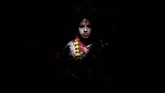 Seorang gadis yang berpakaian seperti seorang Dewi duduk dalam suatu ritual yang merayakan festival Navratri di kuil Adyapeath di luar kota Kolkata, India. (REUTERS/Rupak De Chowdhuri)