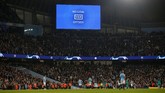 Tetapi setelah melihat VAR, Cuneyt Cakir menyatakan Sergio Aguero berada dalam posisi offside saat menguasai bola sebelum mengirim umpan ke Sterling. (REUTERS/Andrew Yates)