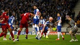 Skema serangan udara kembali dimanfaatkan Liverpool untuk menambah gol. Virgil van Dijk menyundul bola dari Sadio Mane untuk mengubah skor menjadi 4-1. (Action Images via Reuters/Andrew Boyers)