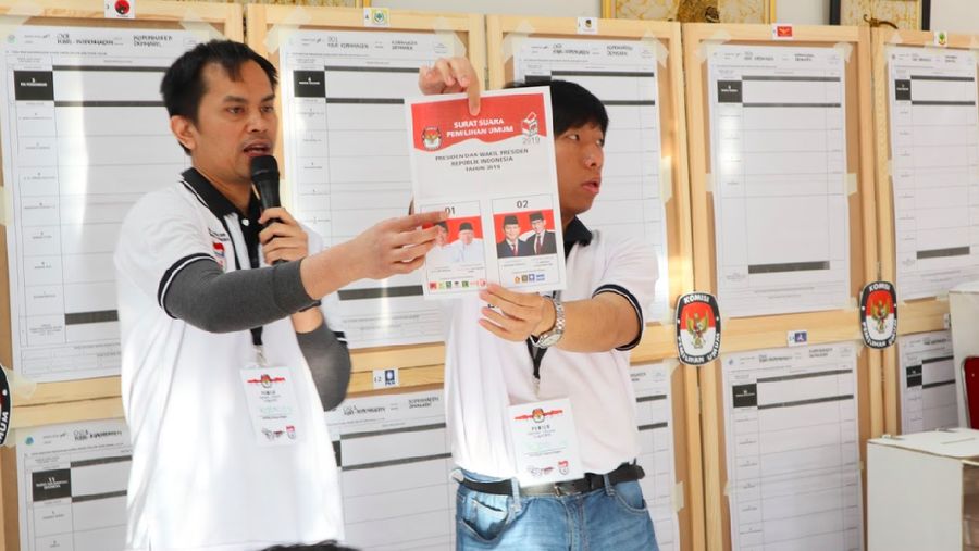 Pasangan capres dan cawapres nomor urut 01 Joko Widodo-Ma'ruf Amin masih unggul.