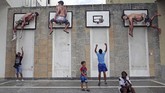 Di Havana, Kuba, anak-anak bermain basket pada suatu instalasi seni yang dibangun oleh dua seniman Spanyol, Martin dan Sicilia. (REUTERS/Fernando Medina)