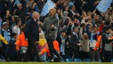 Manajer Manchester City Pep Guardiola sudah berteriak dan melompat merayakan gol kelima tersebut. (REUTERS/Andrew Yates)