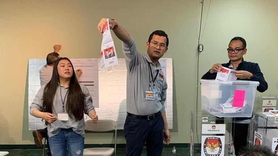 Komisi Pemilihan Umum dinyatakan melakukan pelanggaran administratif pemilu terkait lembaga penyelenggara penghitungan cepat alias quick count.