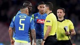 Pemain-pemain Napoli melakukan protes kepada wasit Ovidiu Hategan. (Action Images via Reuters/Matthew Childs