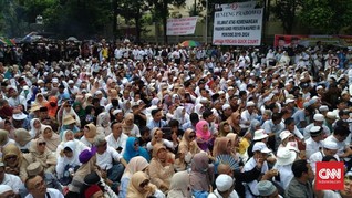 Tak Dampingi Prabowo, Sandi Jumatan Bareng Anak