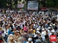 Tak Dampingi Prabowo, Sandi Jumatan Bareng Anak