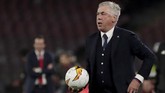 Pelatih Napoli Carlo Ancelotti memberikan instruksi kepada Piotr Zielinski dan kawan-kawan. (REUTERS/Ciro De Luca)