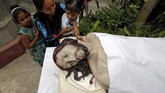 Selain Ekaristi di Gereja, umat Katolik juga memaknai Jumat Agung dengan berpantang dan puasa. (Reuters/Rupak De Chowdhuri)