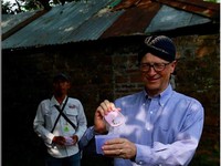 Pakai Blangkon, Bill Gates ke Indonesia Urusi Nyamuk