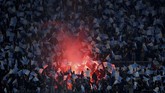 Suporter Napoli menyalakan suar menyambut laga antara klub kesayangan melawan Arsenal di Stadion San Paolo, Naples. (Action Images via Reuters/Matthew Childs)
