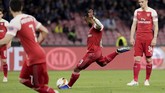 Tendangan bebas Alexandre Lacazette tidak dapat diantisipasi Alex Meret. (REUTERS/Ciro De Luca)