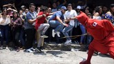 Penghormatan akan salib ini diperingati dengan ritual penciuman salib dan juga Jalan Salib sebagai pengingat kembali kisah sengsara Yesus saat disalib di Golgota. (AFP/Marvin Recinos)