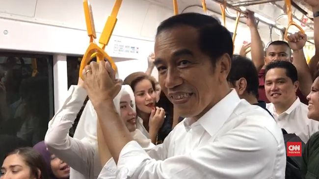 VIDEO: Setelah Jalan-jalan di Mal, Jokowi Naik MRT