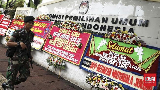 Gedung KPU Dibanjiri Karangan Bunga dari Masyarakat