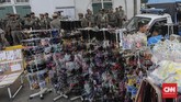 Untuk menjamin kenyamanan pengunjung, tak jarang Petugas Satpol PP berjaga di sekitar trotoar kawasan Kota Tua Jakarta.