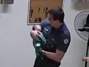 Video Aksi Polisi Selamatkan Bayi Henti Napas dengan CPR di New York
